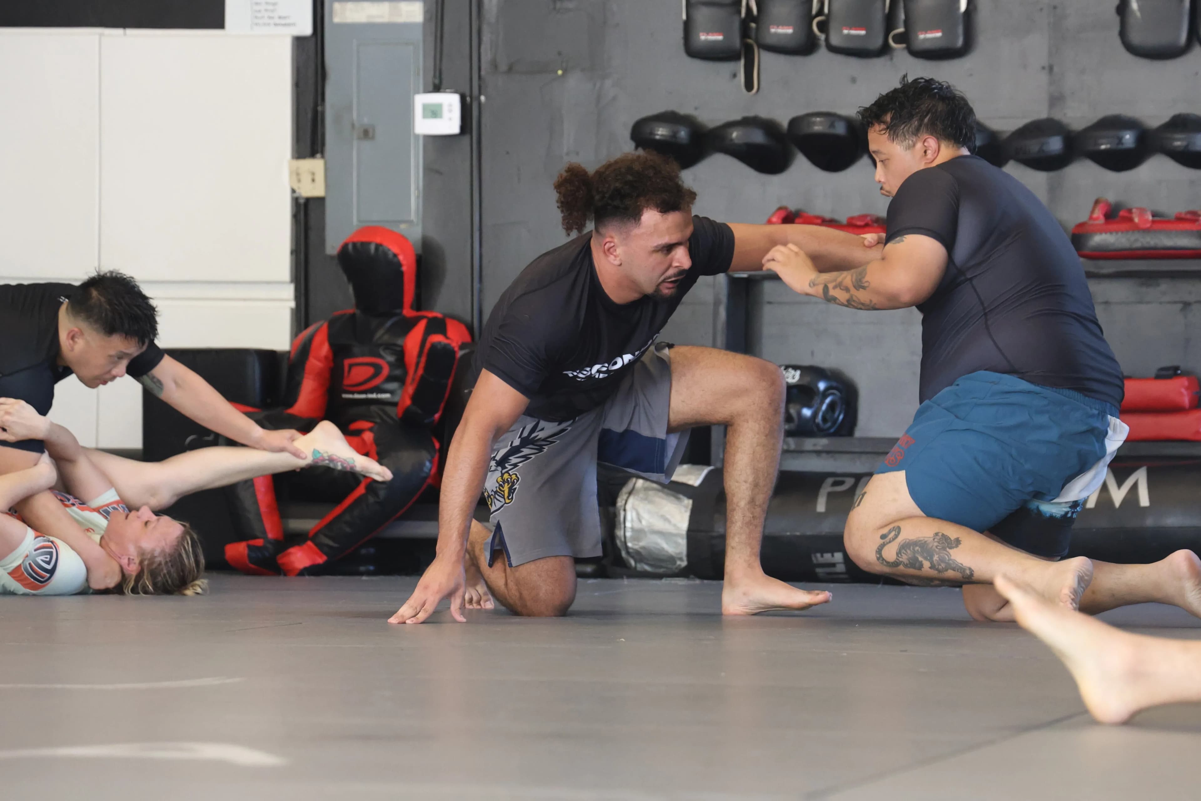 Beginners learning jiu jitsu techniques