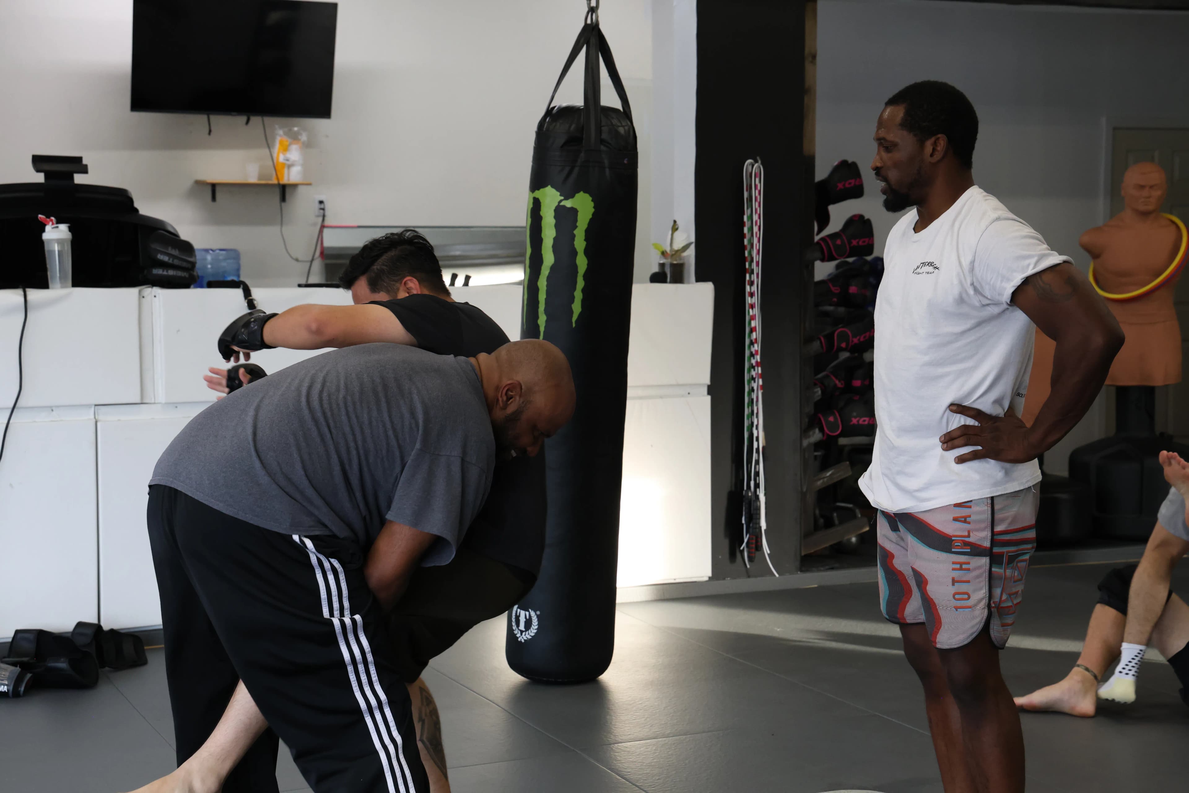 Beginners learning jiu jitsu techniques